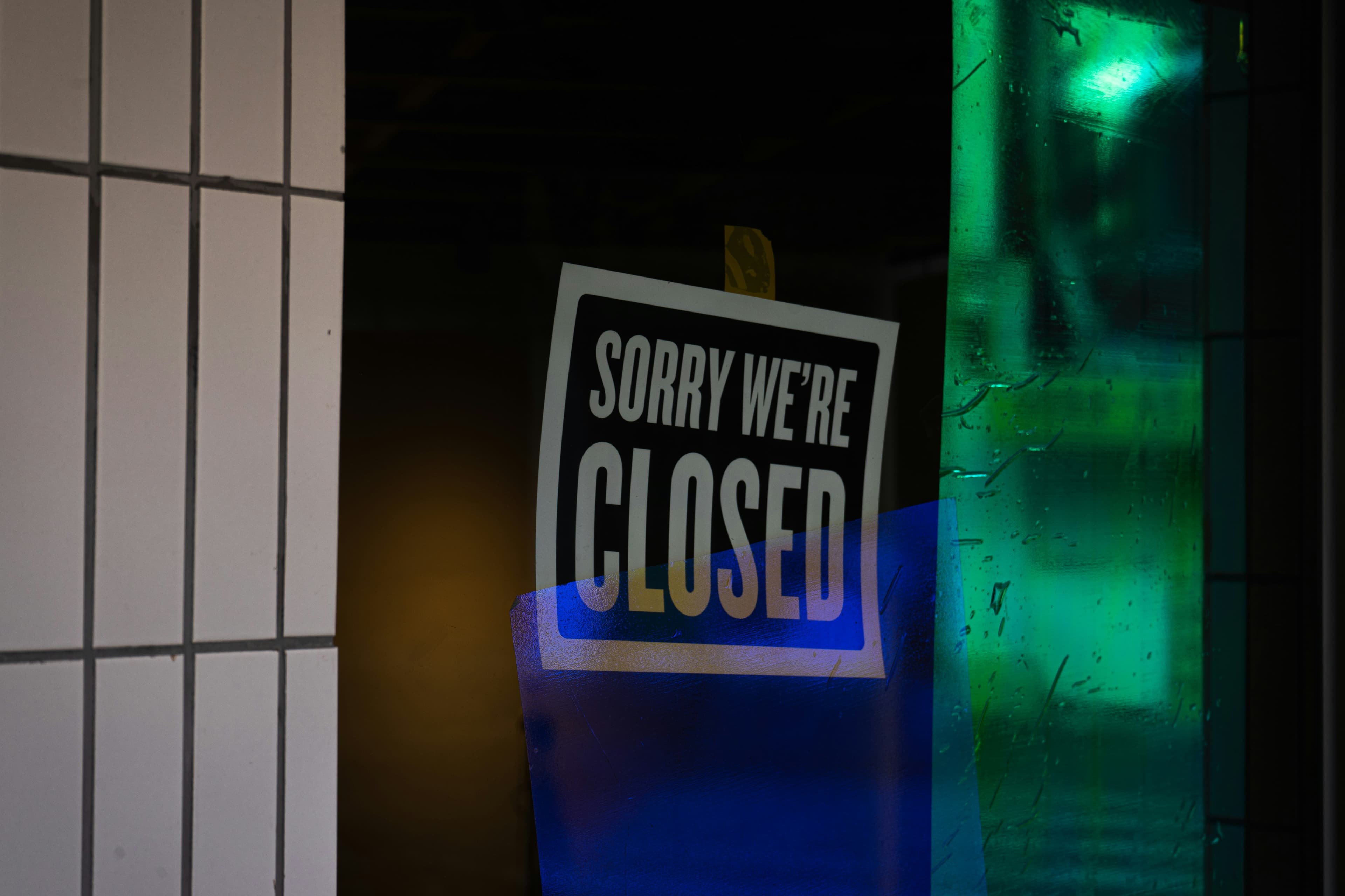 sorry we're closed (Foto: Clark Gu / Unsplash)