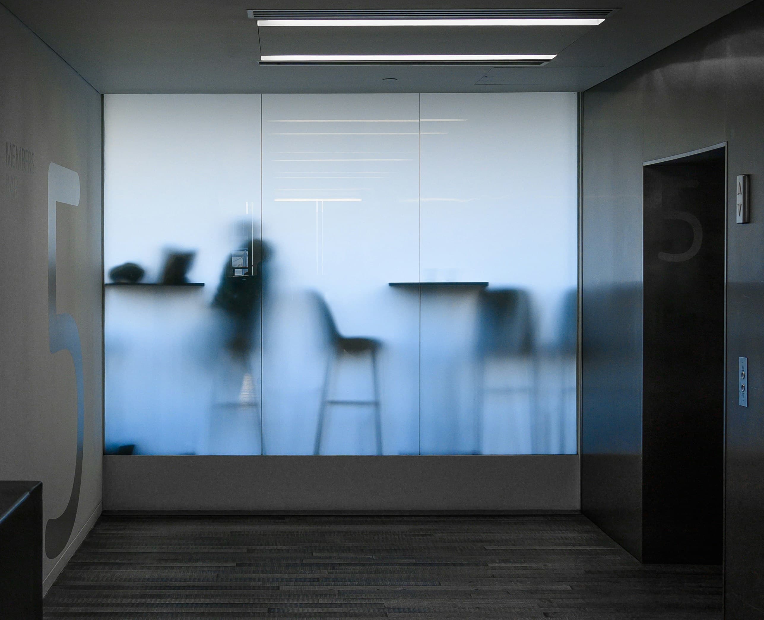 Unscharfe Silhouette hinter Glas (Foto: the blowup / Unsplash)